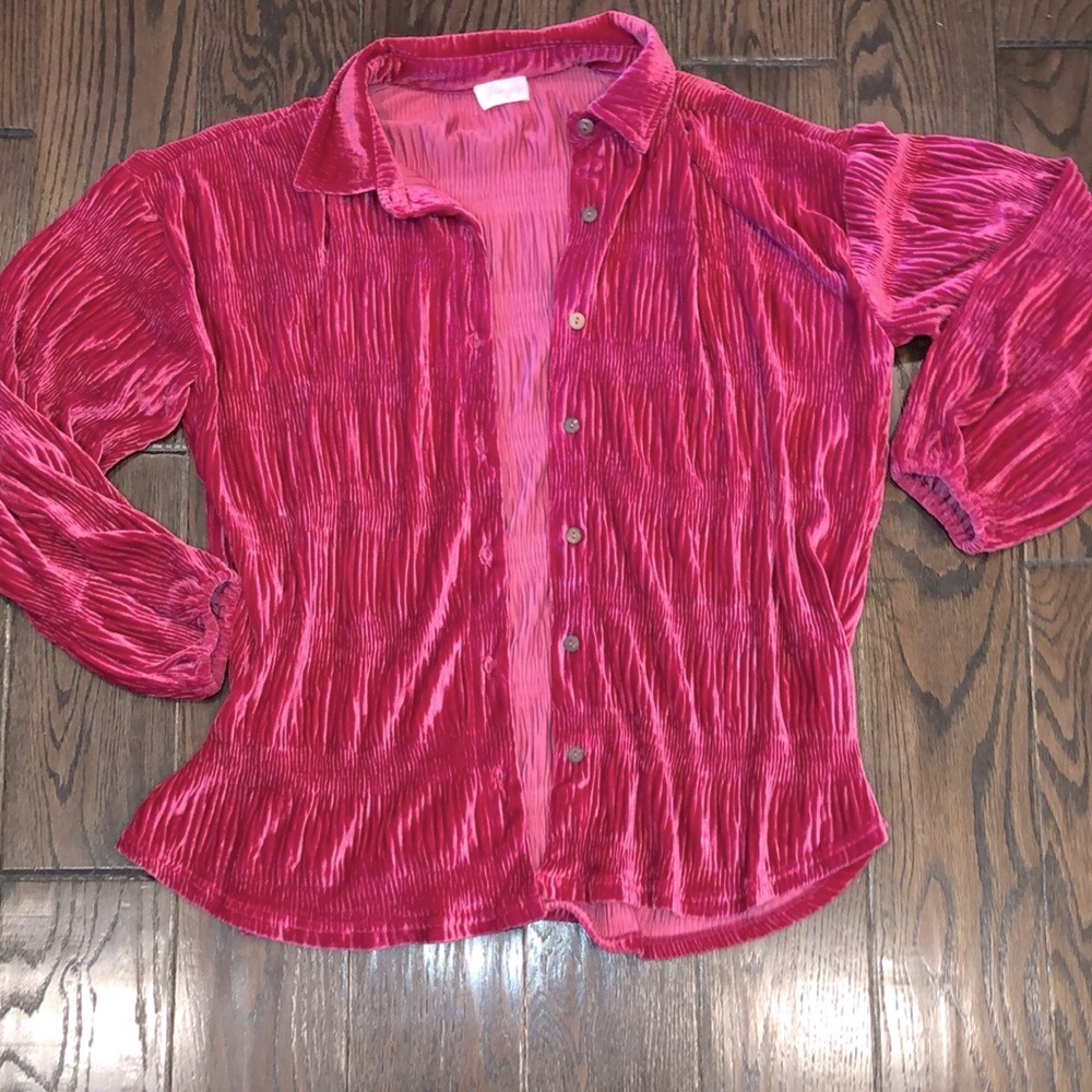 Pink lily size small pink textured king sleeve velvet button down shirt